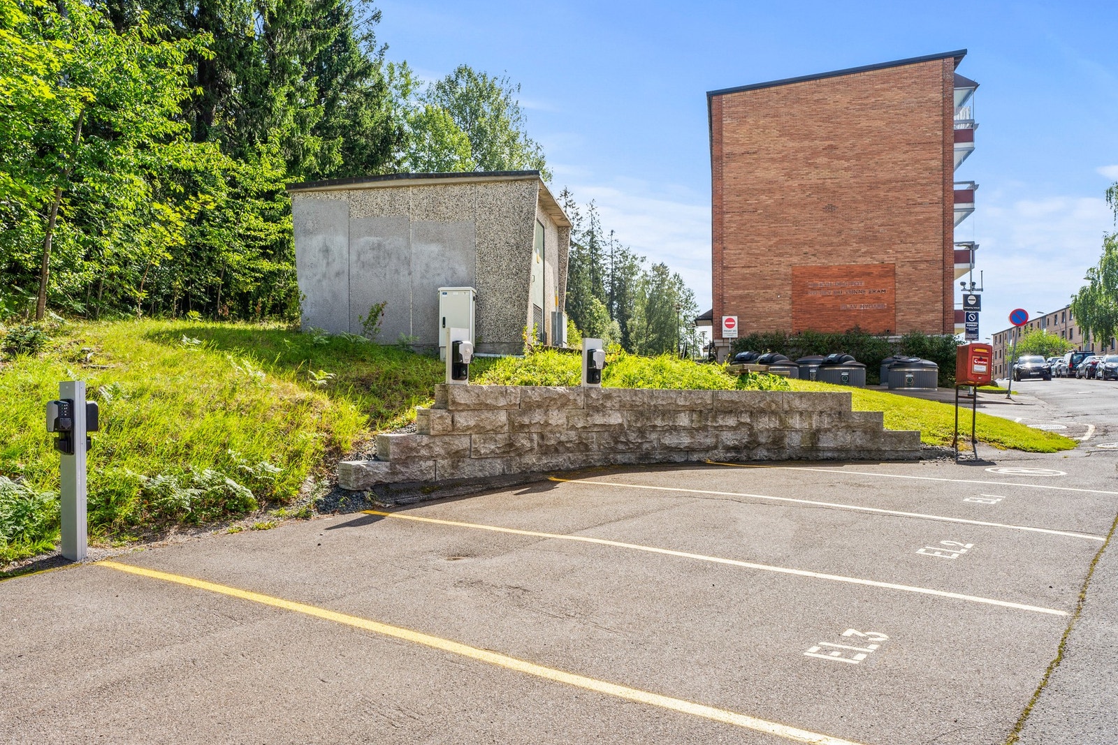 Ellers har borettslaget fire ladestasjoner for lading av elbiler plassert ved trafostasjonen vis á vis Olav Nygards veg 11. Ladestasjonene er forbeholdt borettslagets beboere og beboer gjør avtale med styret om benyttelse av disse. Galleribilde