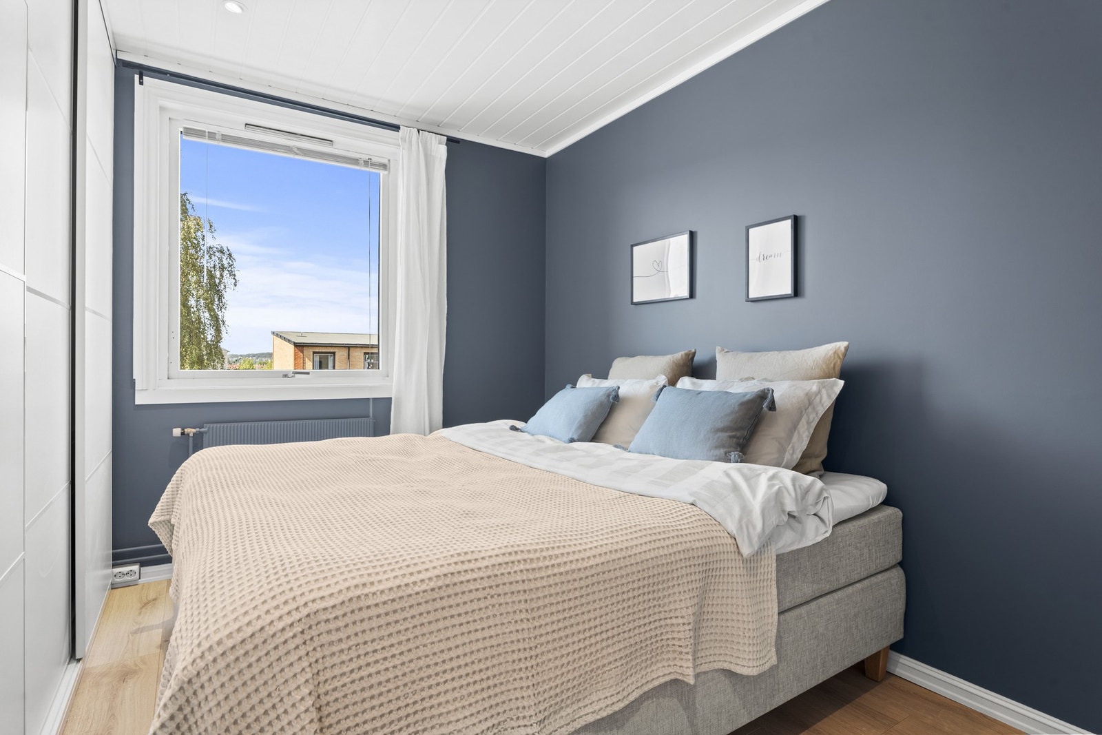 Romslig og lyst soverom med adkomst fra entréen/gangen. Galleribilde