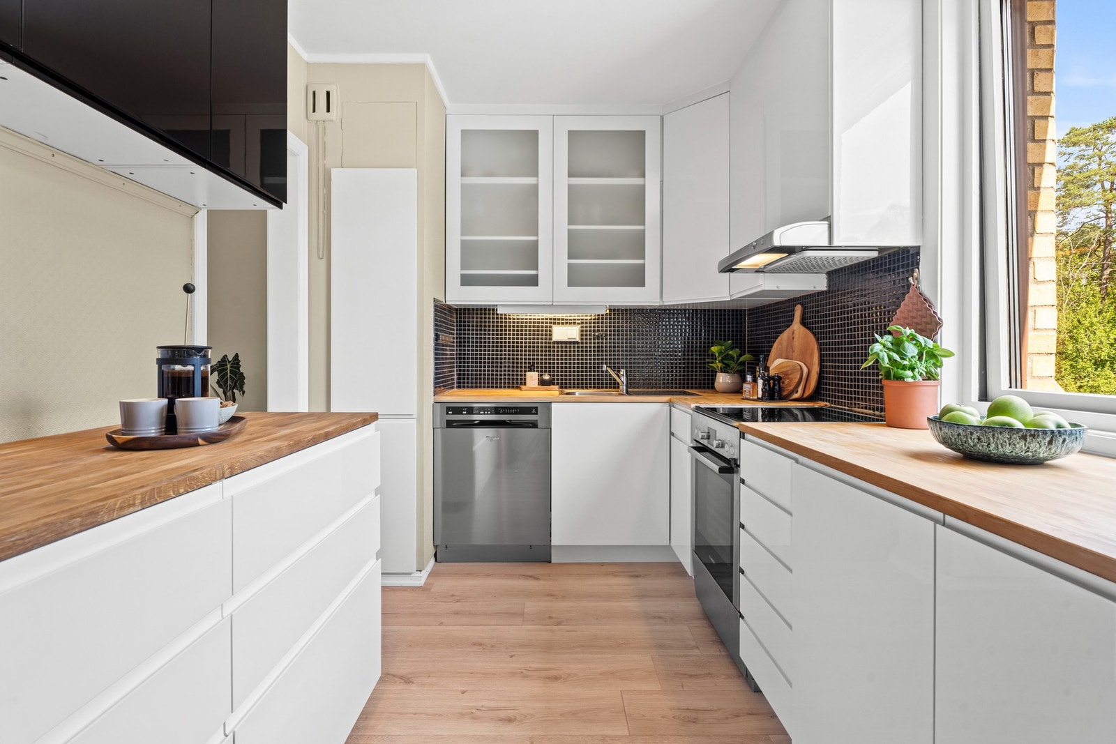 Samtlige hvitevarer medfølger boligen. Videre er det opplegg for oppvaskmaskin på kjøkkenet. Galleribilde