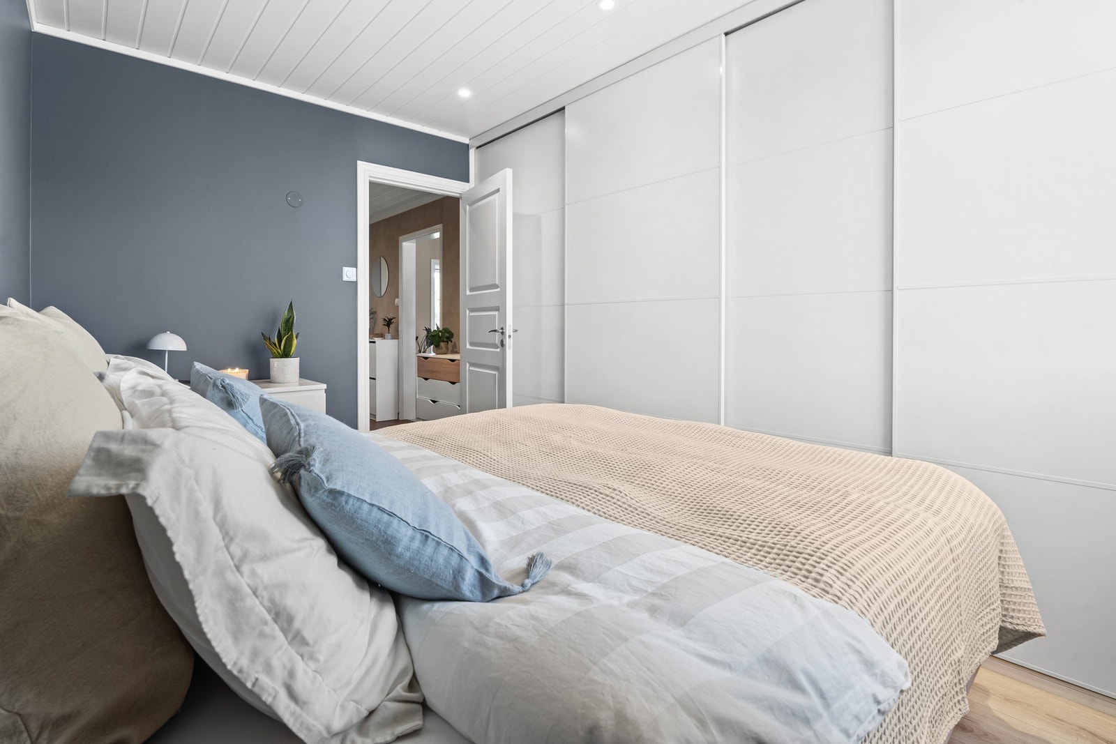 I 2023 ble det montert ny garderobeløsning på soverommet som gir godt med oppbevaringsplass. Galleribilde