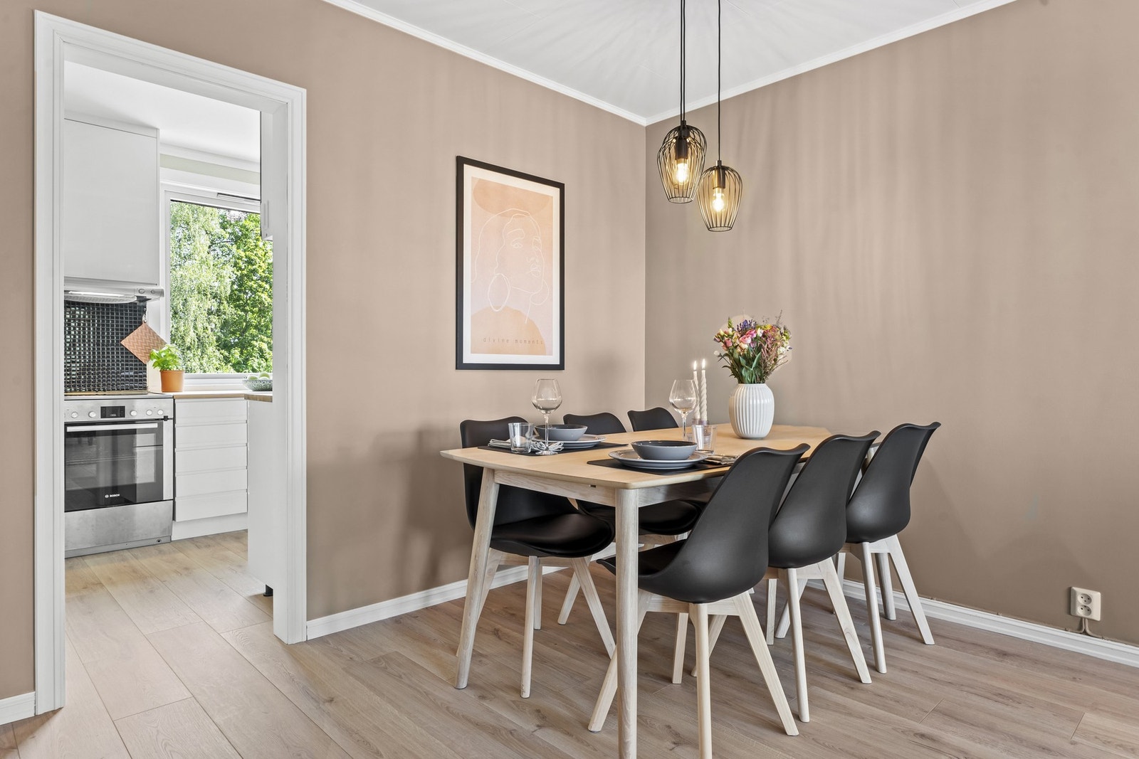 Det er tilrettelagt plass for en hyggelig spisegruppe mellom kjøkken og stue for sosiale sammenkomster. Galleribilde