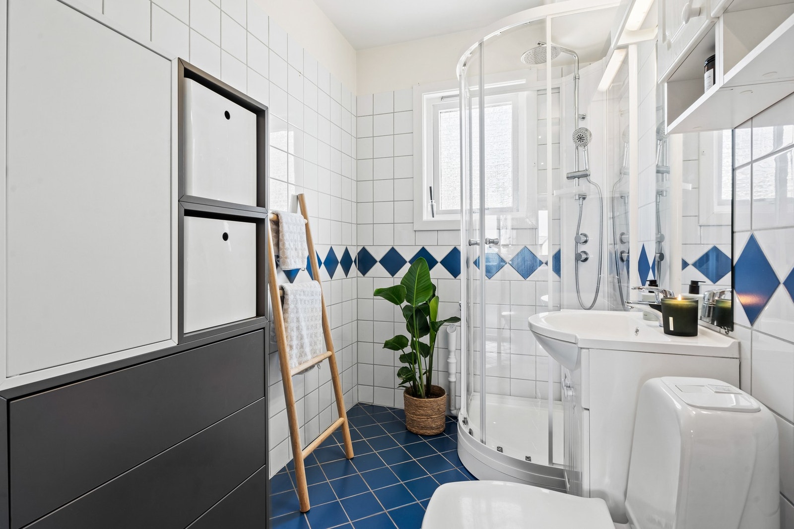 I disse dager utfører borettslaget et fellesprosjekt som omfatter utskiftning av vann- og avløpsrør. Det vil også være anledning til å rehabilitere badet, som bekostet av den enkelte andelseier. Galleribilde