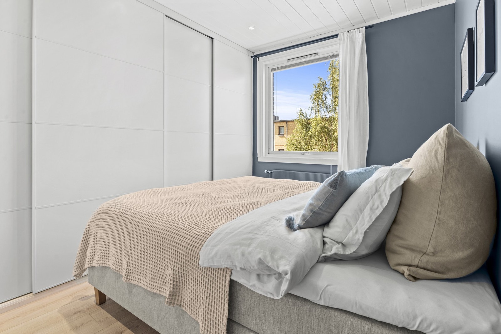 Soverommet er nymalt i 2025 i en flott blåtone. Videre er det plass til stor dobbeltseng med tilhørende nattbord på begge sider. Galleribilde