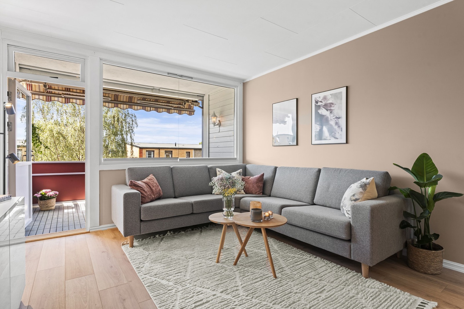 Romslig og lys stue med store vindusflater som bidrar til gode innvendige lysforhold. Galleribilde