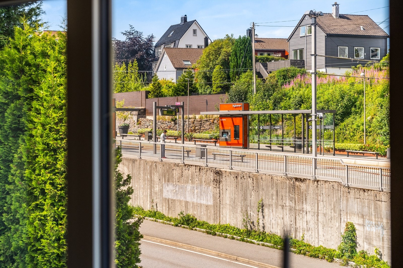 Rett utenfor finner du bybanestoppet Skjoldskiftet, som tar deg til Bergen sentrum på ca 20 minutter og Flesland på ca 15 minutter. Galleribilde