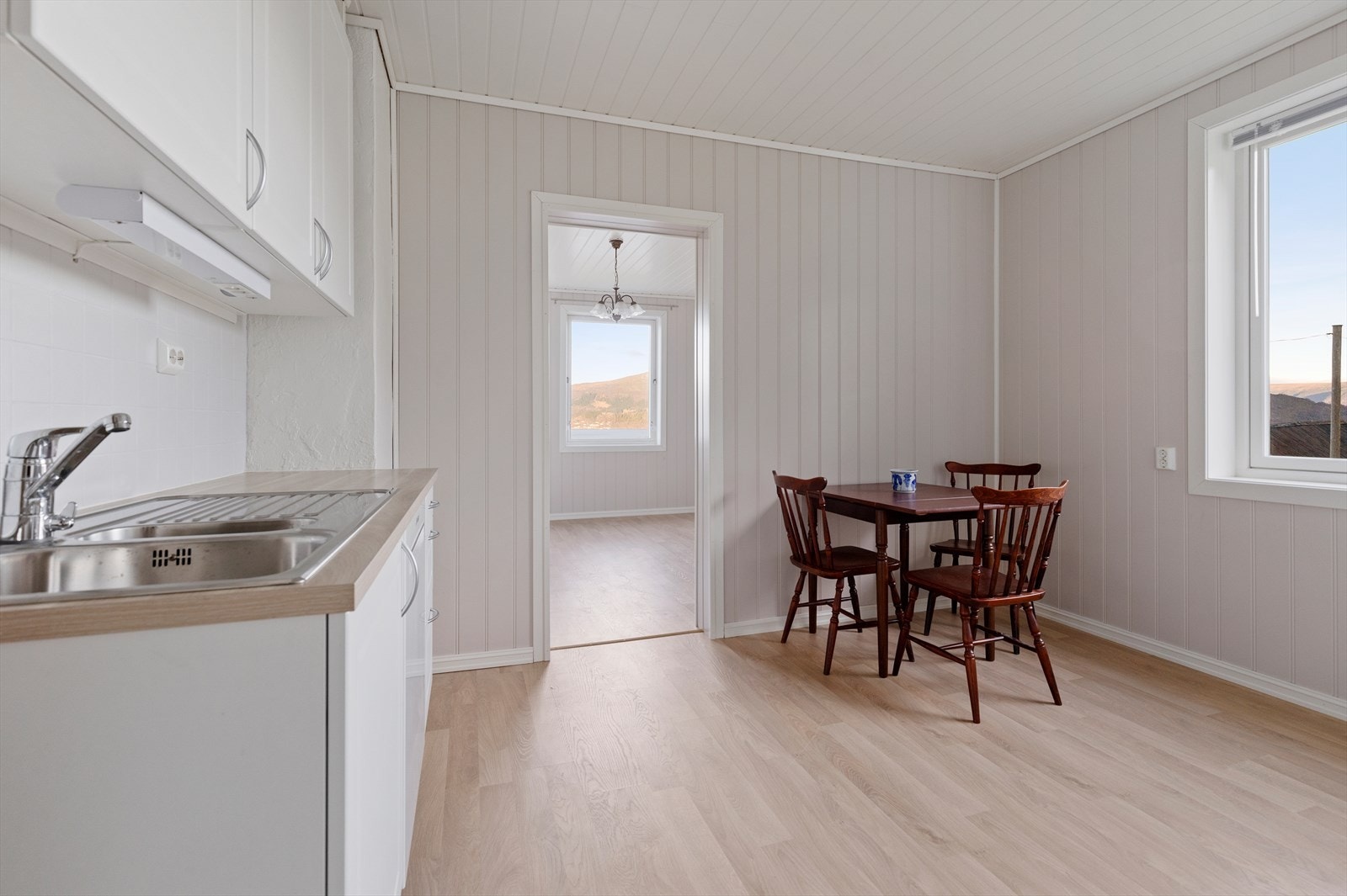 Kjøkken har en lys og tidløs utforming Galleribilde