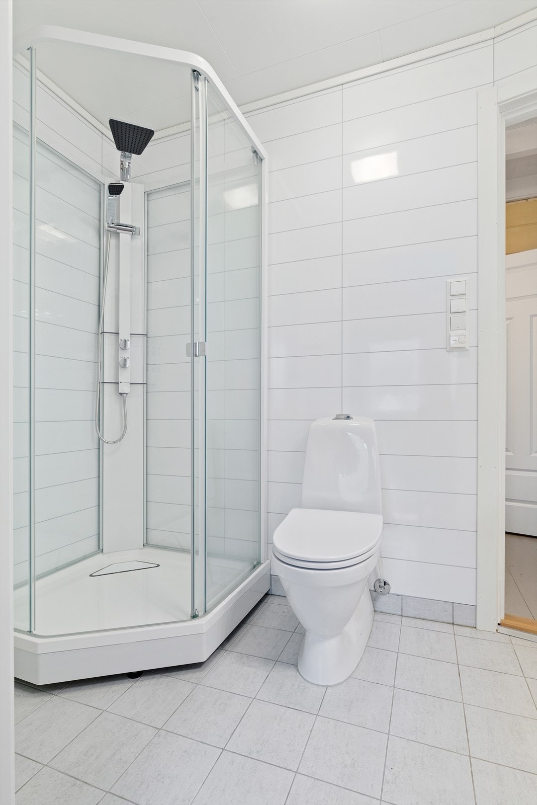 Dusjkabinett og varmekabler i gulv Galleribilde