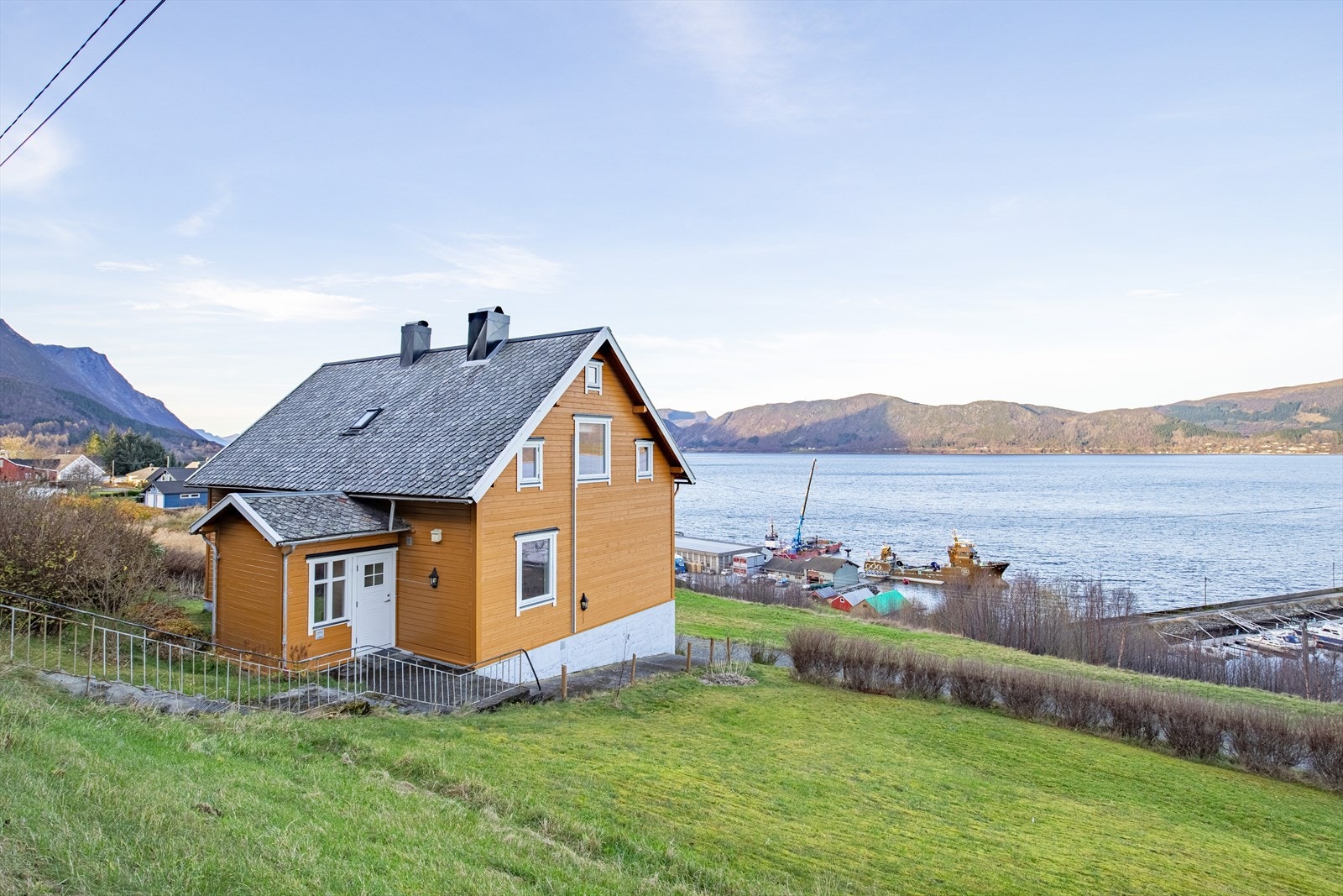 Eiendommen har strandlinje og flott utsikt over fjorden Galleribilde