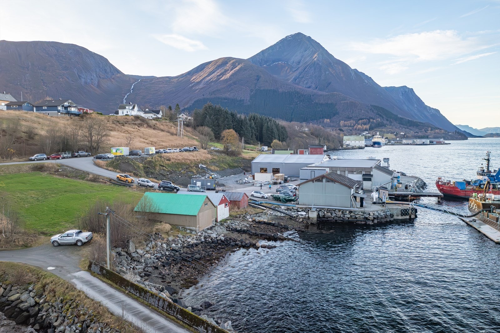 Naustet tilhørende bruket er det med grønt tak Galleribilde
