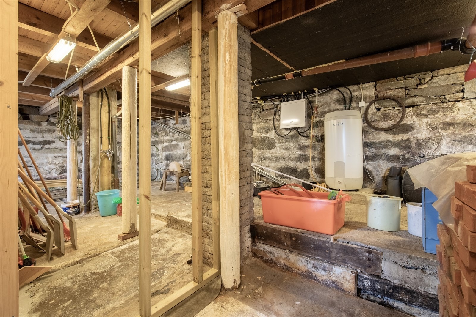 Kjelleren er ellers råkjeller med tekniske installasjoner Galleribilde