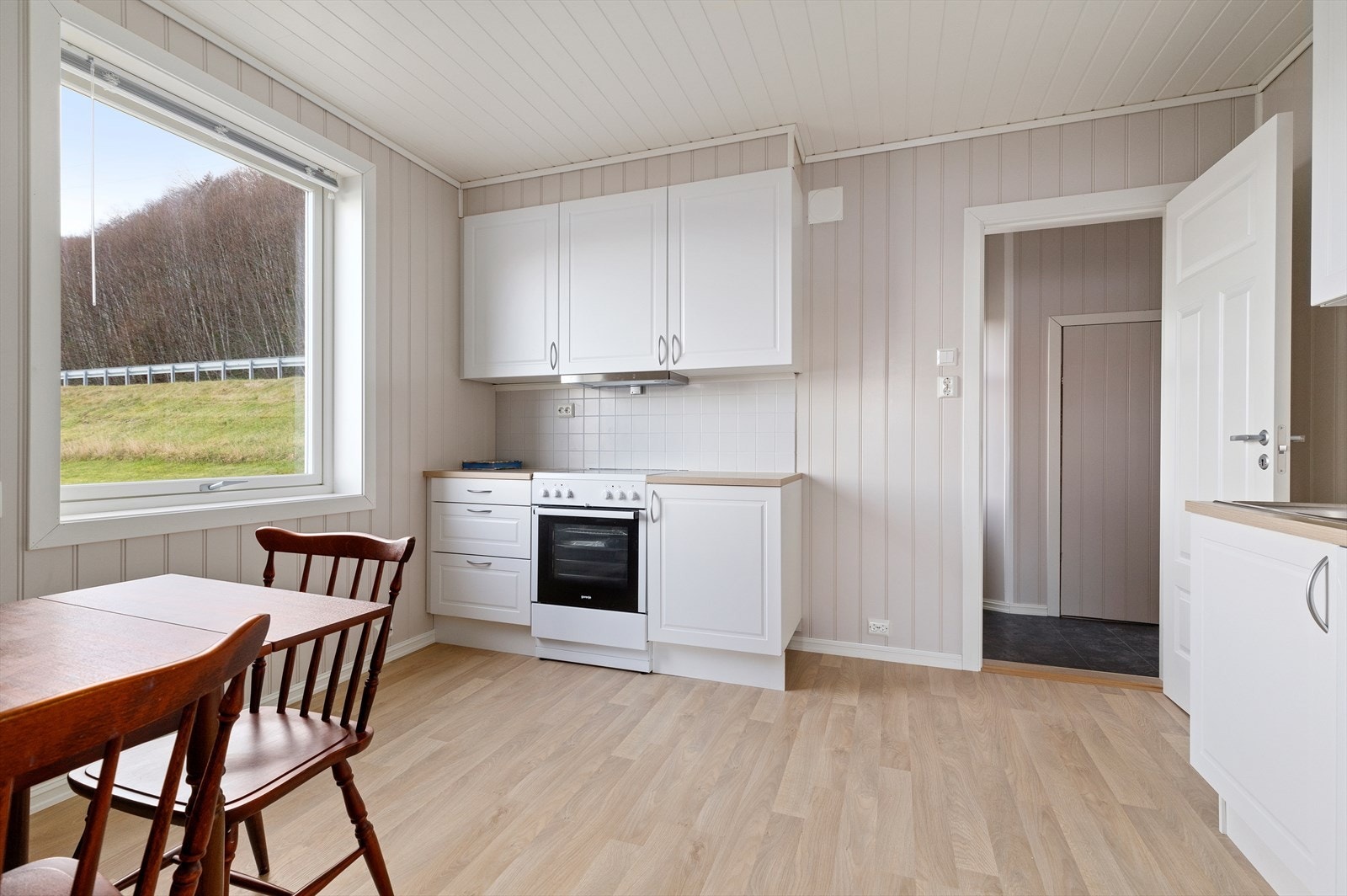 Kjøkken med god plass for spisebord Galleribilde