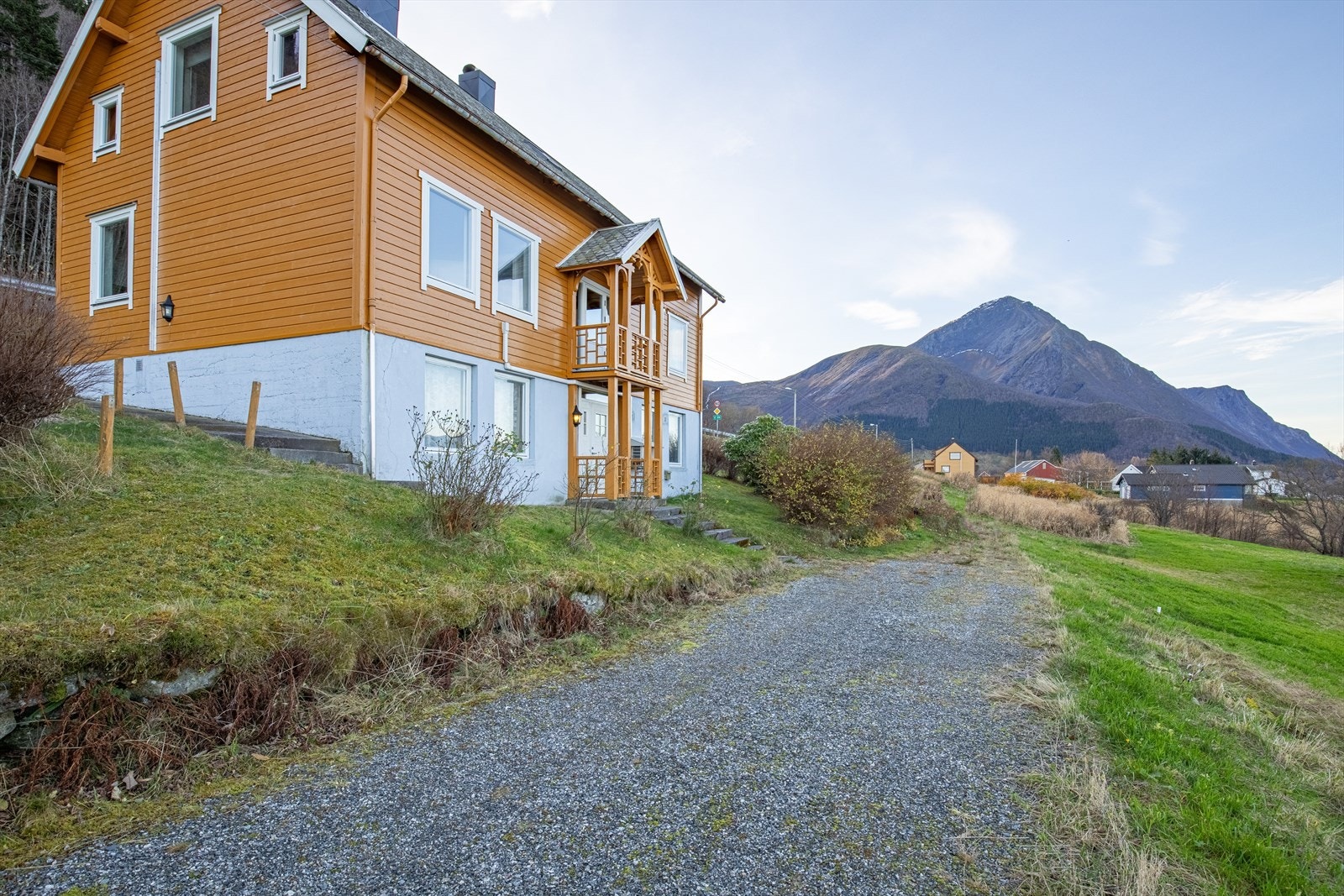 Beliggende med kort avstand til Festøya med ferjeforbindelse og til Ørsta Galleribilde