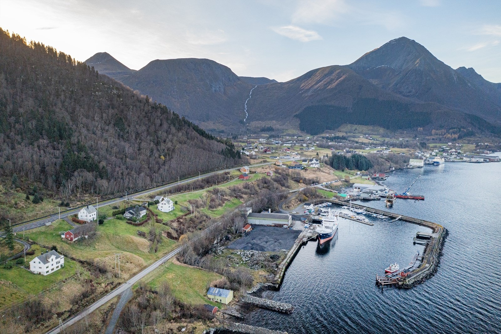 Kort avstand til Vartdal med skole og butikk Galleribilde
