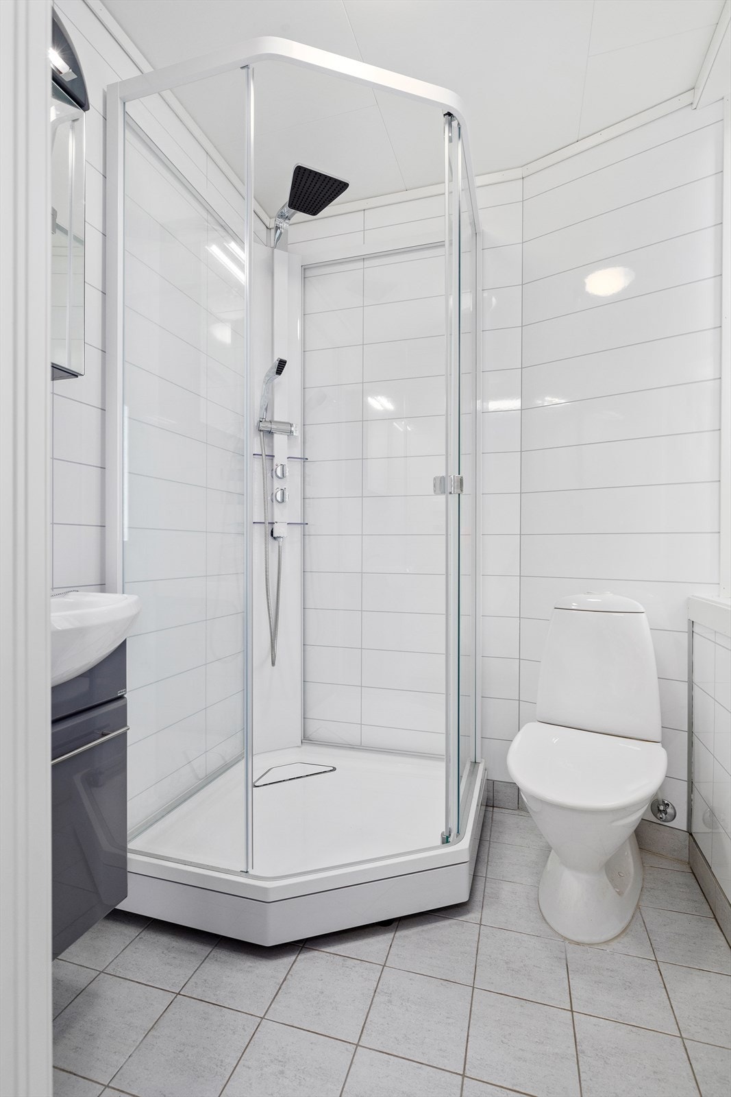 Dusjkabinett og varmekabler i gulv Galleribilde