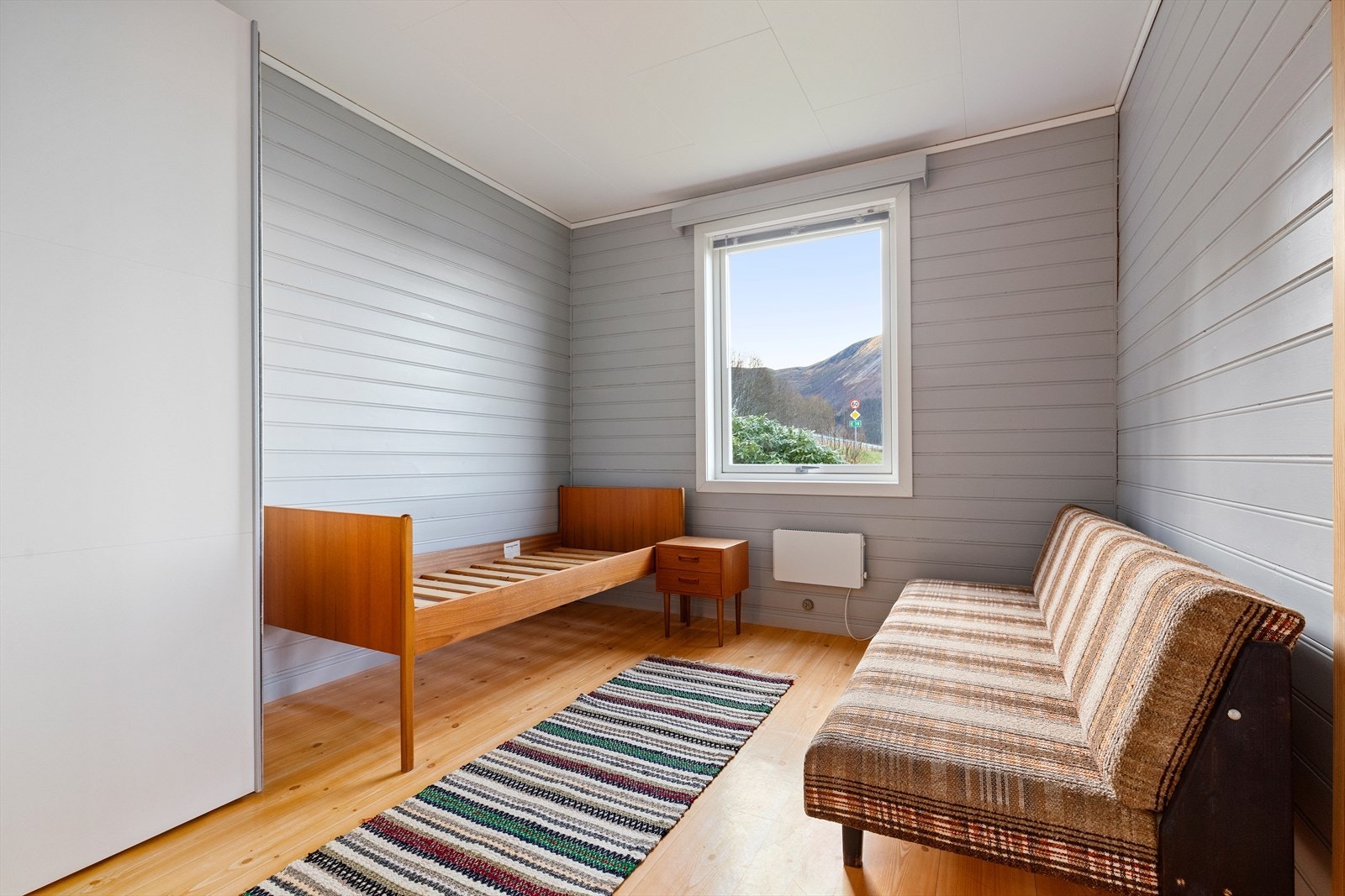 Plass for stor seng og garderobe Galleribilde