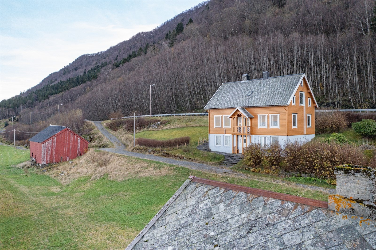 Et småbruk med eldre løde, kårbolig, naust og våningshus Galleribilde