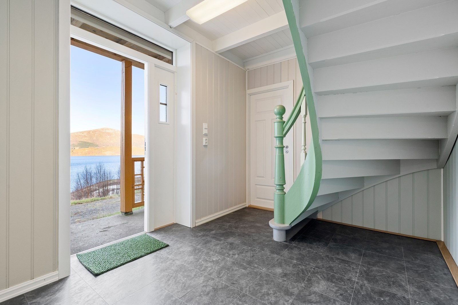 Fin entre mot fjorden Galleribilde