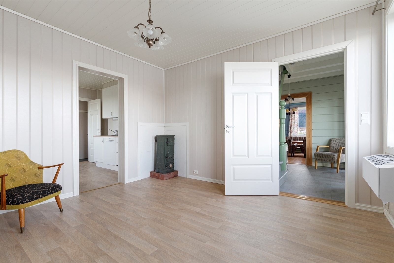 Vedovn og varmepumpe på stue/spisestue Galleribilde