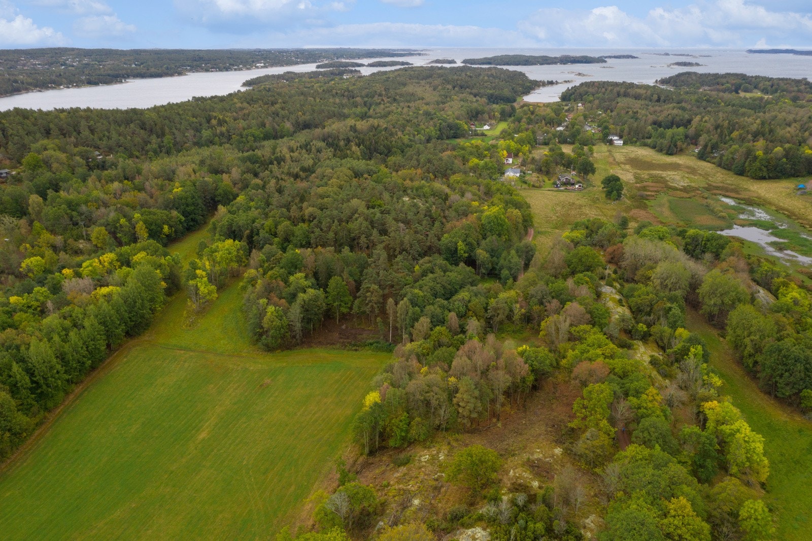 Tomten er på ca. 1505 kvm og ligger på et høydedrag med utsikt mot Tenvik Galleribilde