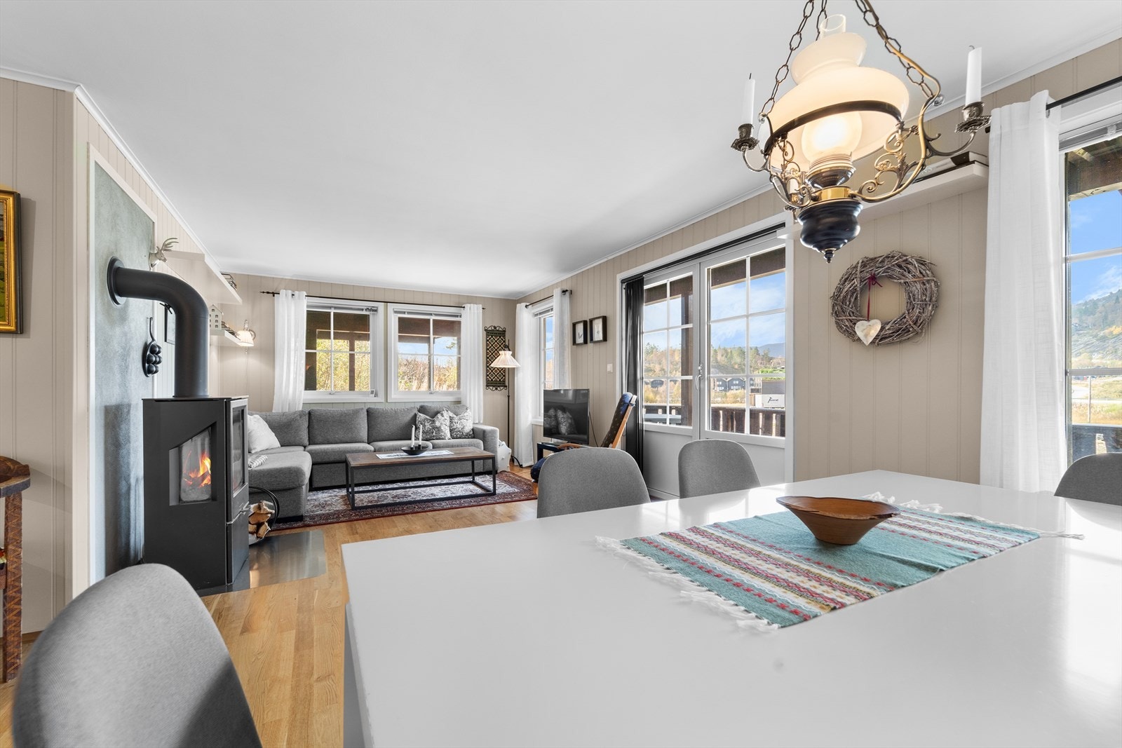 Romslig stue med dobbel terrassedør ut til veranda. Galleribilde