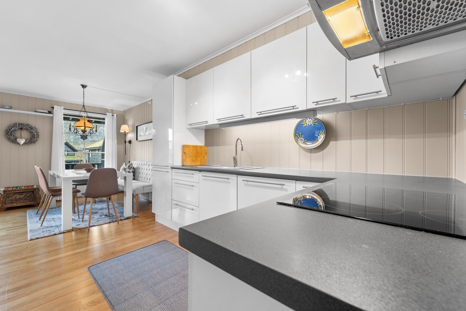 Kjøkken i sammenheng med stuen. Galleribilde