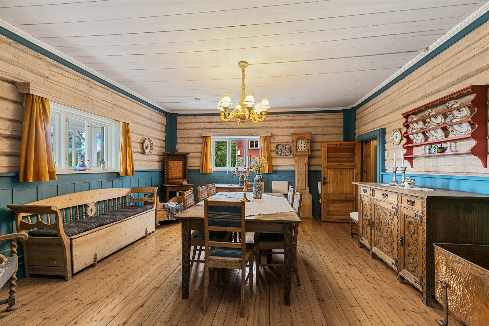 I spisestuen samles venner og familie for hyggelige måltider rundt et langbord. Lune kvelder sikres av en eldre vedovn. Galleribilde