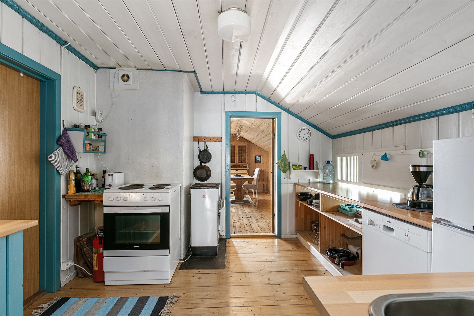 Kjøkkenet er meget romslig, med vedovn, tregulv og plass til et spisebord for hyggelige måltider Galleribilde