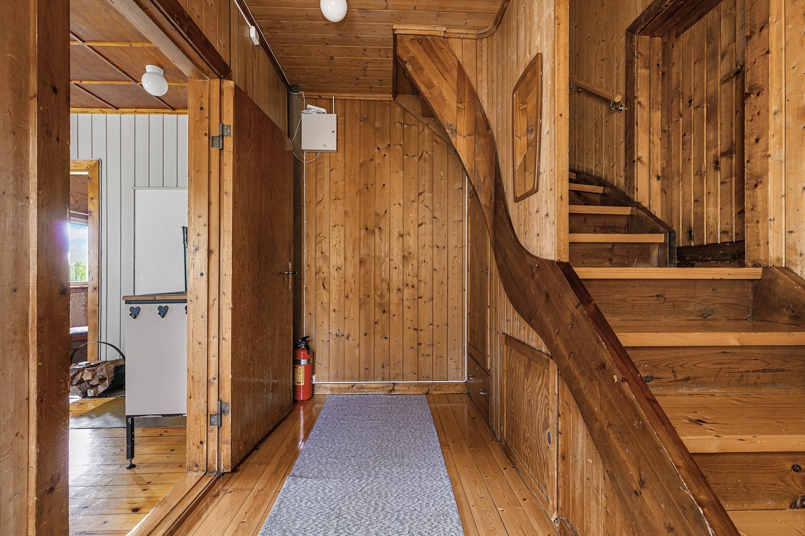 Funksjonelle løsninger med god oppbevaringsplass og naturlig lysinnslipp. Galleribilde