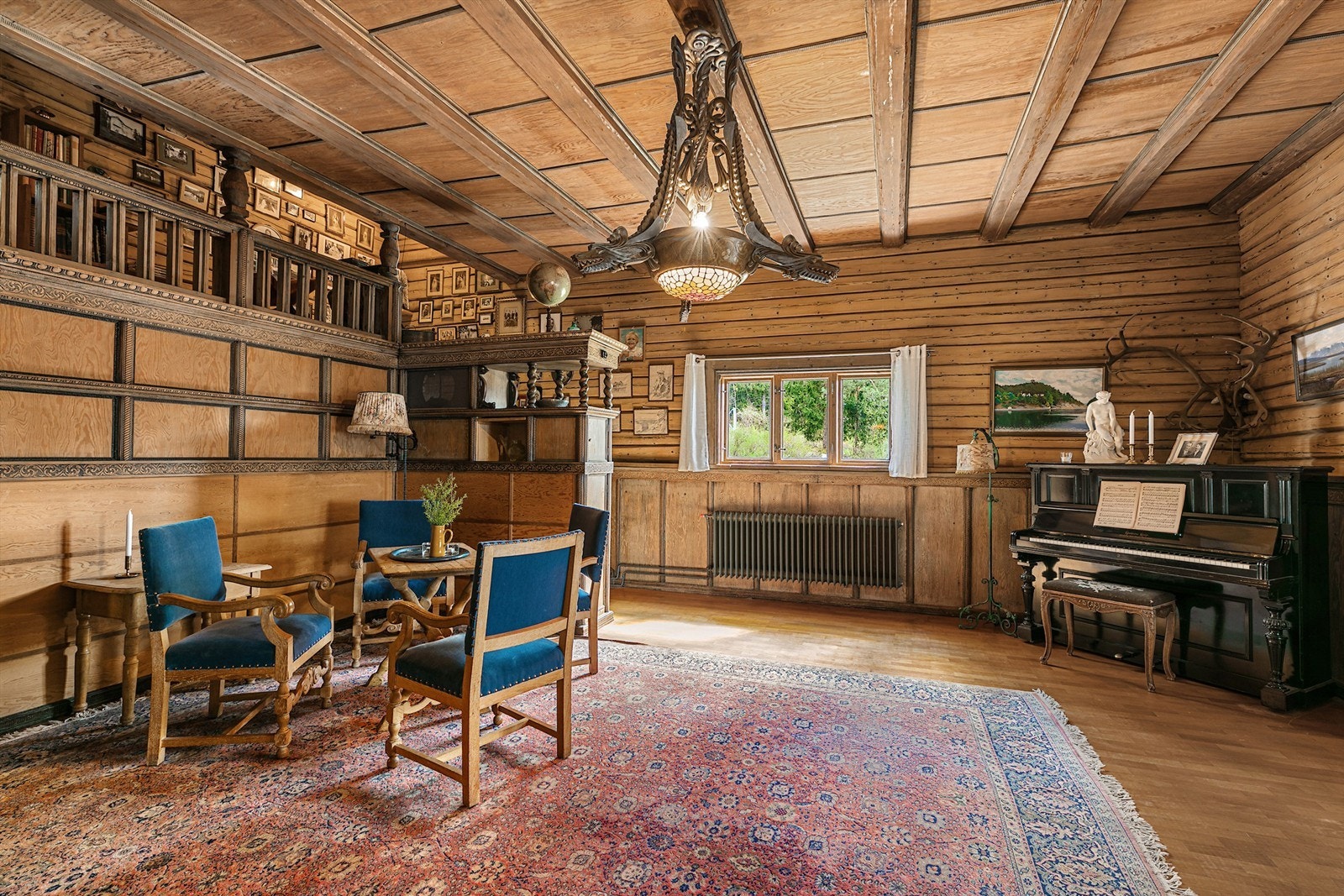 Hovedbygget har to tilstøtende stuer i første etasje, noe som gir ekstra fleksibilitet og god møbleringsfrihet Galleribilde