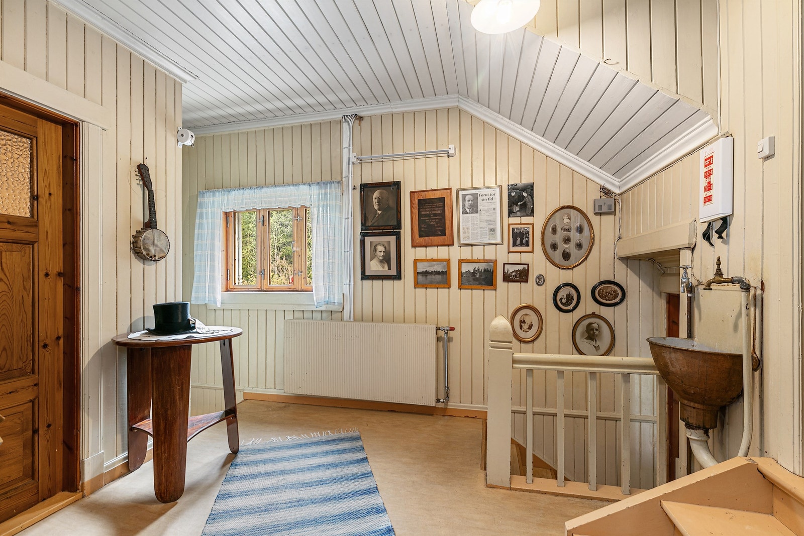 Gang utenfor soverommene i hovedhus nr 9 Galleribilde