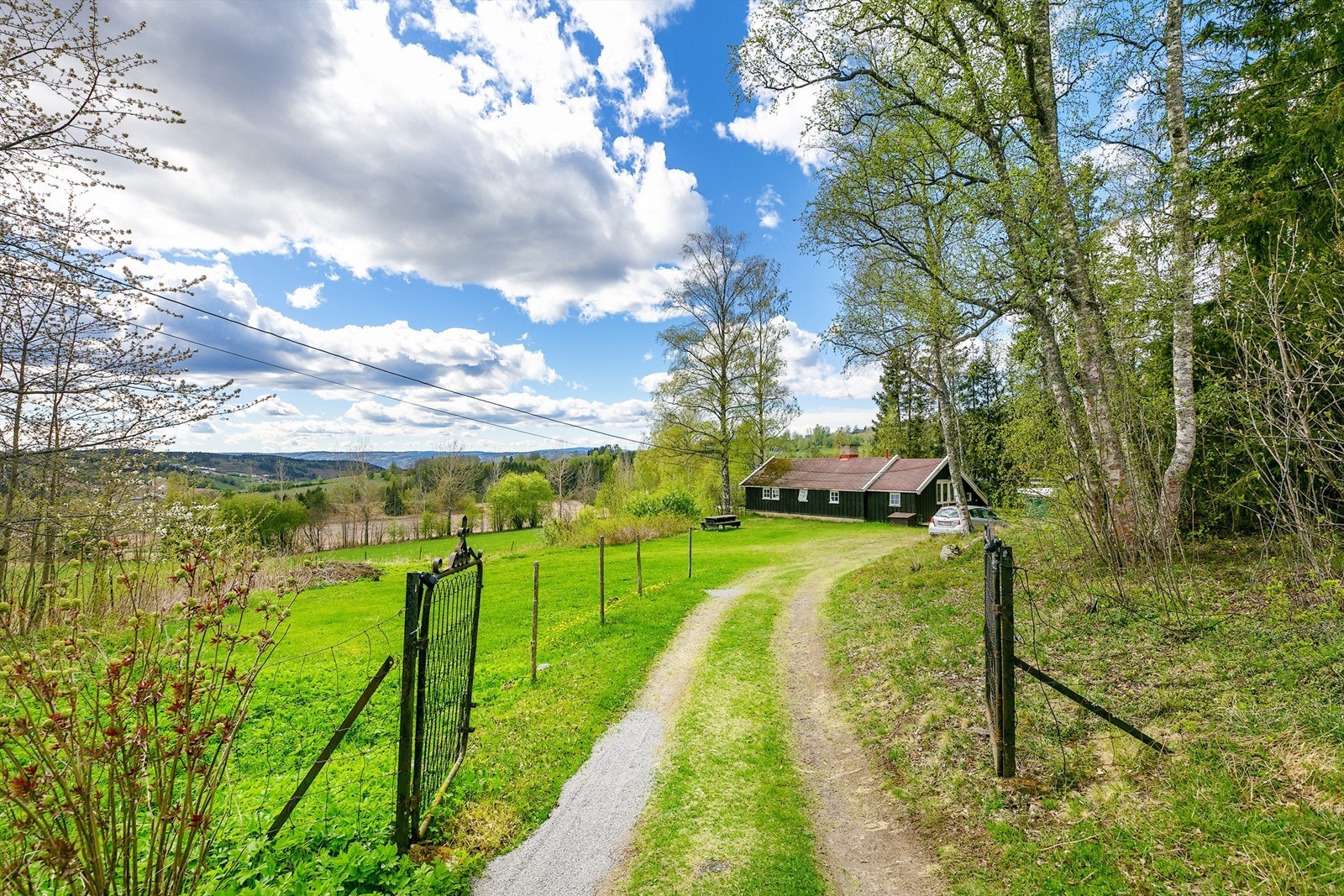 Bygget har en idyllisk beliggenhet omgitt av grønne utearealer. Galleribilde