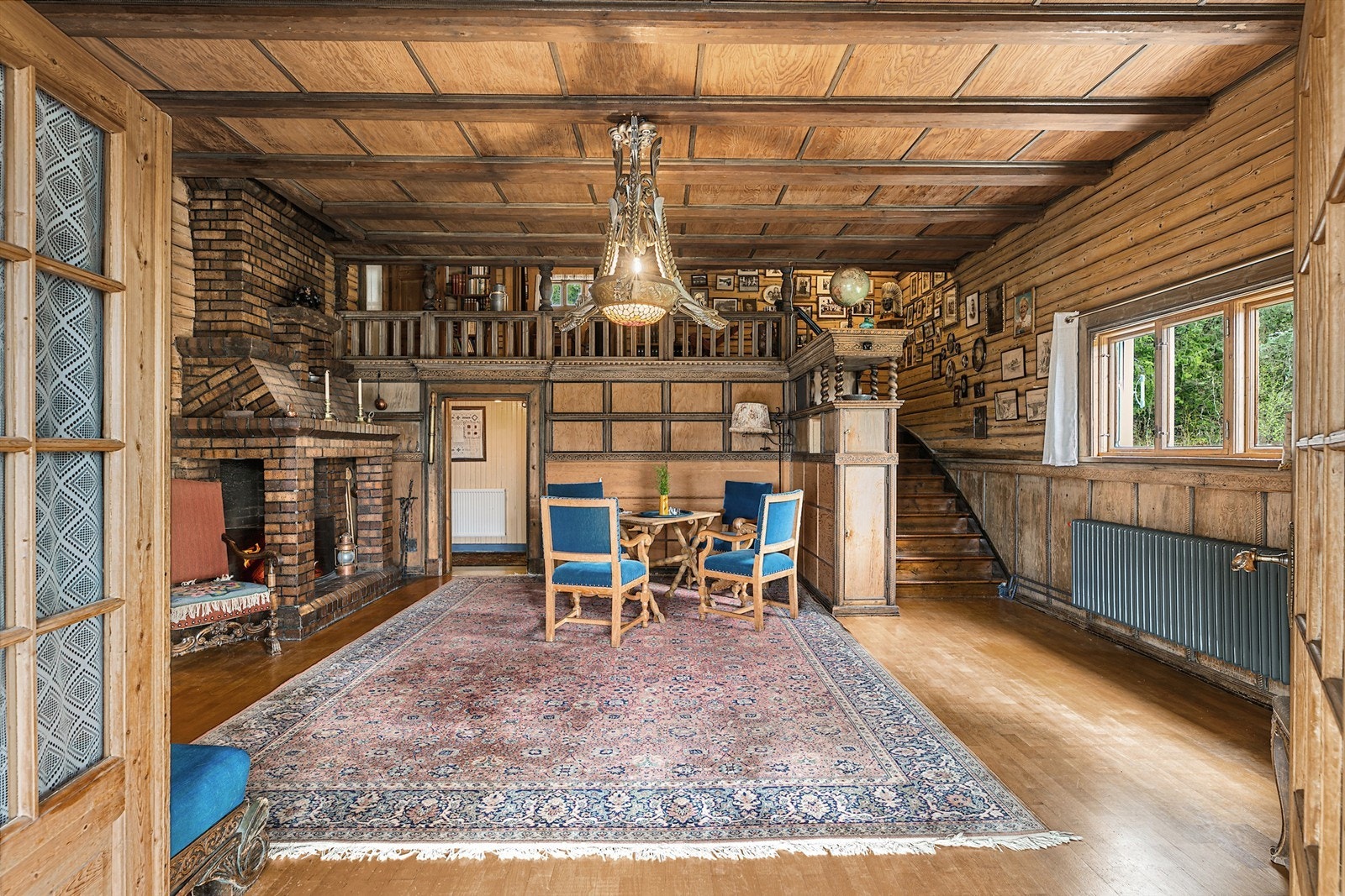 Rommene er i dag en spisestue og en storstue med flott peis. Galleribilde