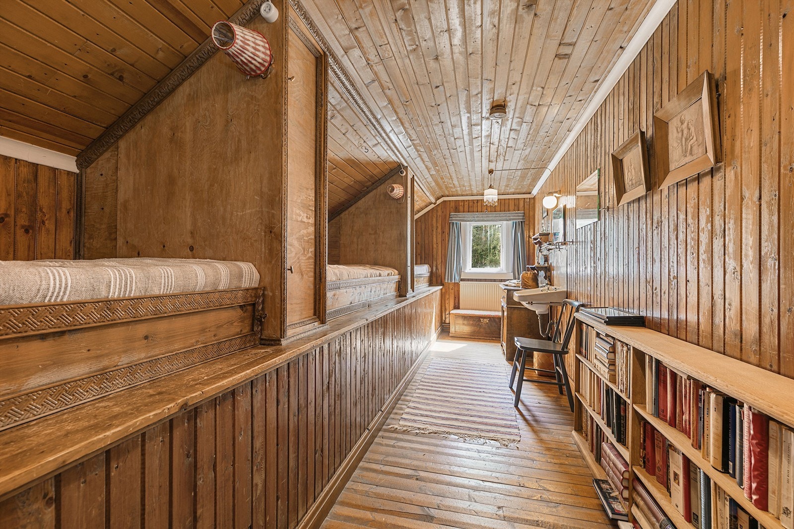 Soverom 4 - det er plassbygde sengeløsninger med utsmykninger i kneveggen, koselige, små huler for de minste Galleribilde