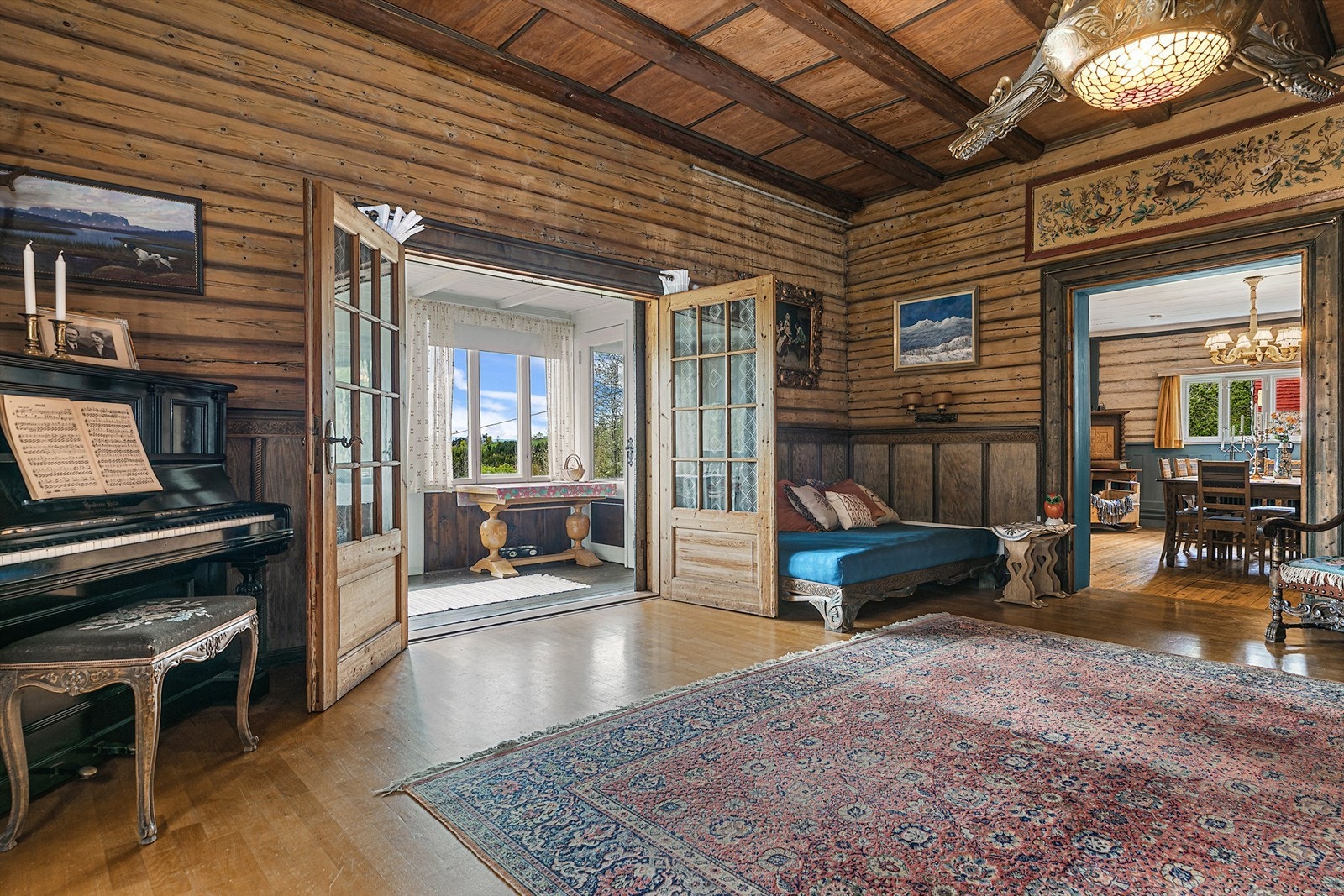 En tofløyet glassdør fører ut til den innglassede terrassen, en fin romforlengelse også i høstmånedene Galleribilde