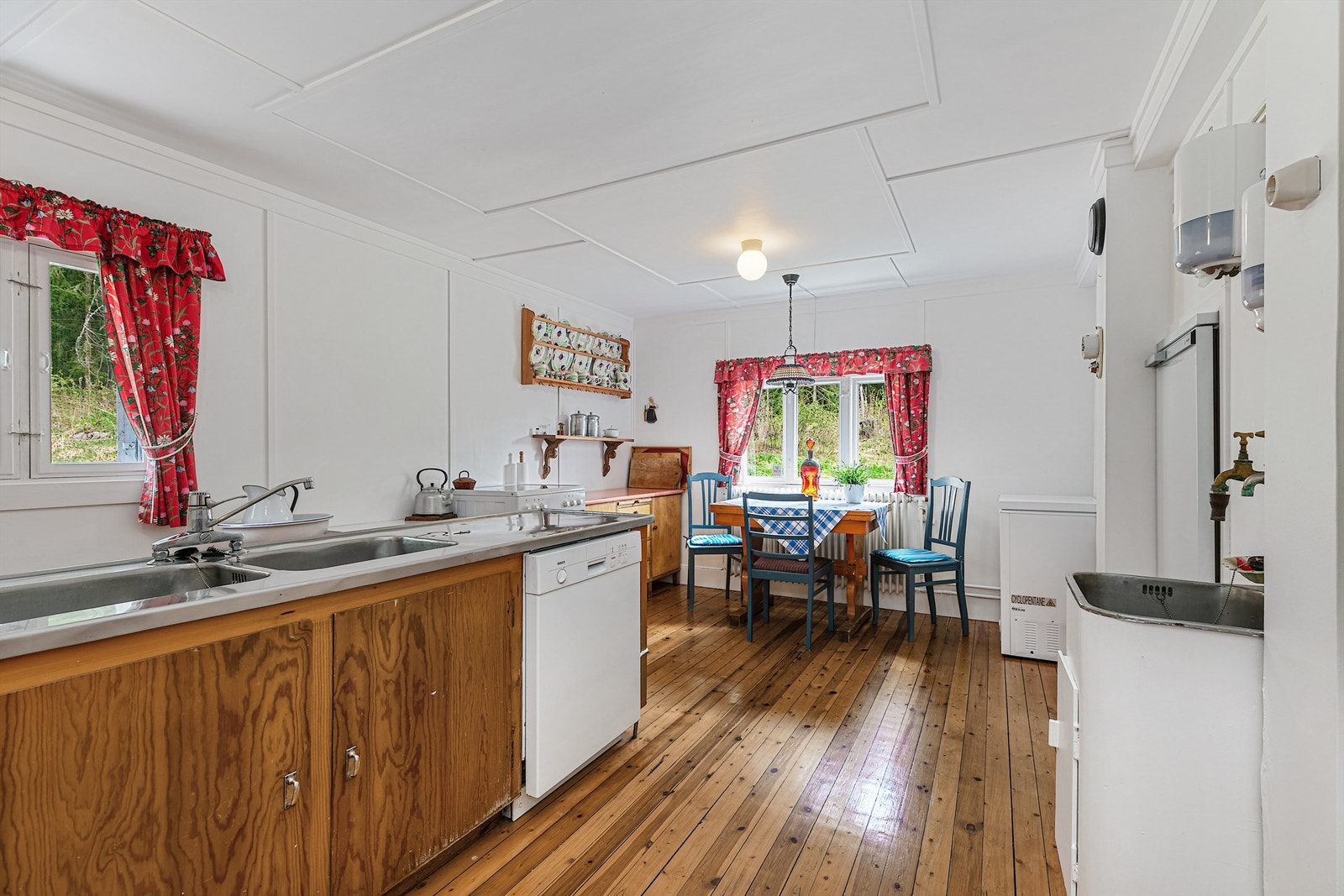 Kjøkkenet er stort og luftig, med egen spiseplass for rolige morgenstunder Galleribilde