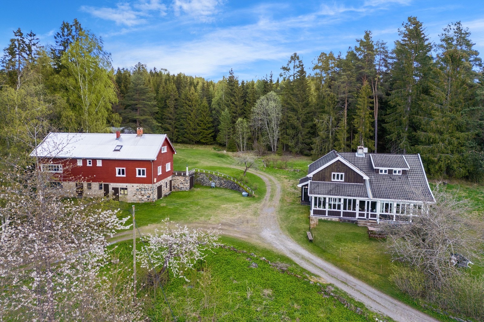 På eiendommen er det blant annet oppført to fritidsboliger og en låve som også inneholder en boligdel. Galleribilde
