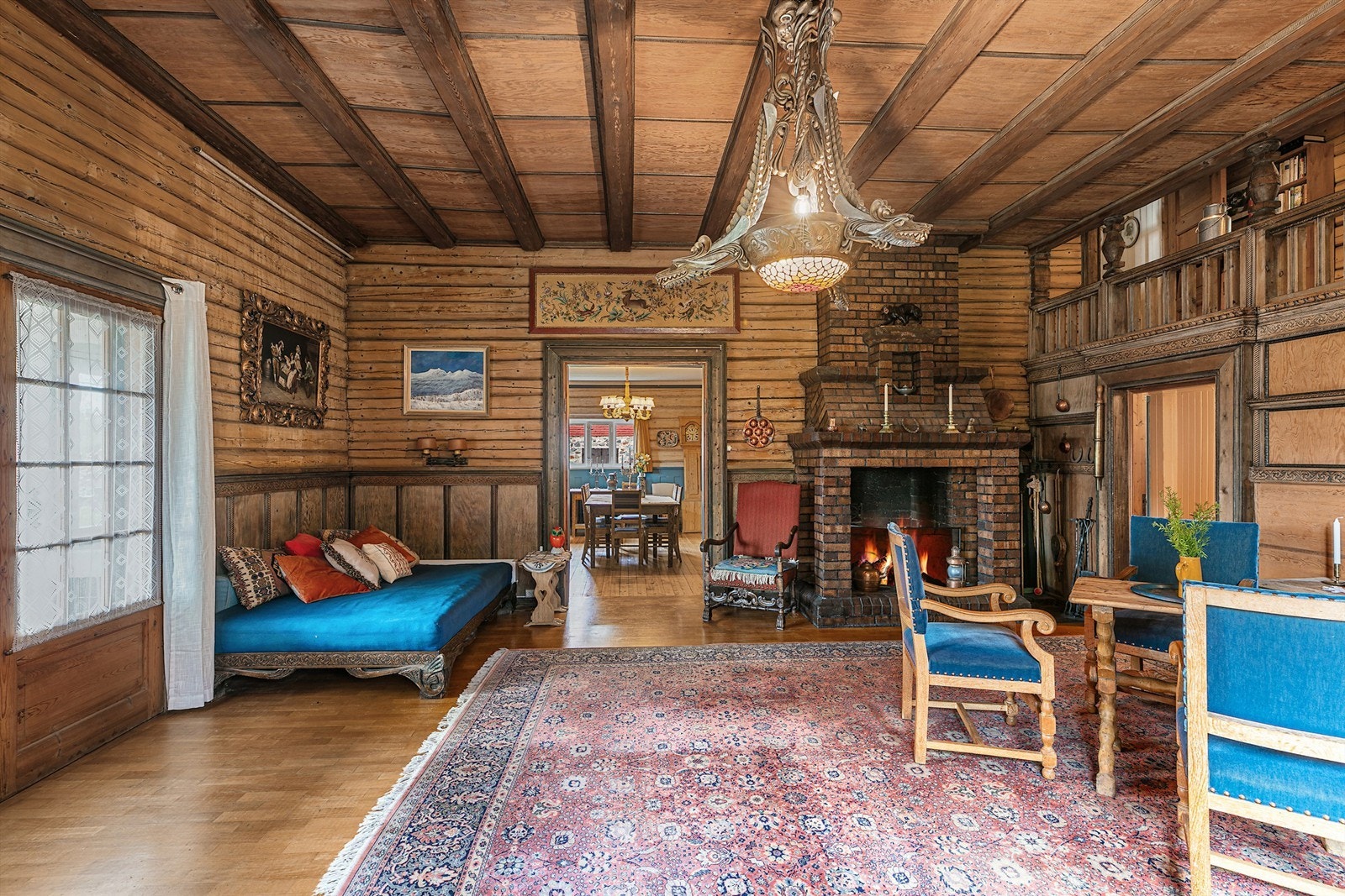 Her kommer det tradisjonelle godt frem, med laftet tømmer, synlige takbjelker og vakkert veggmaleri. Galleribilde