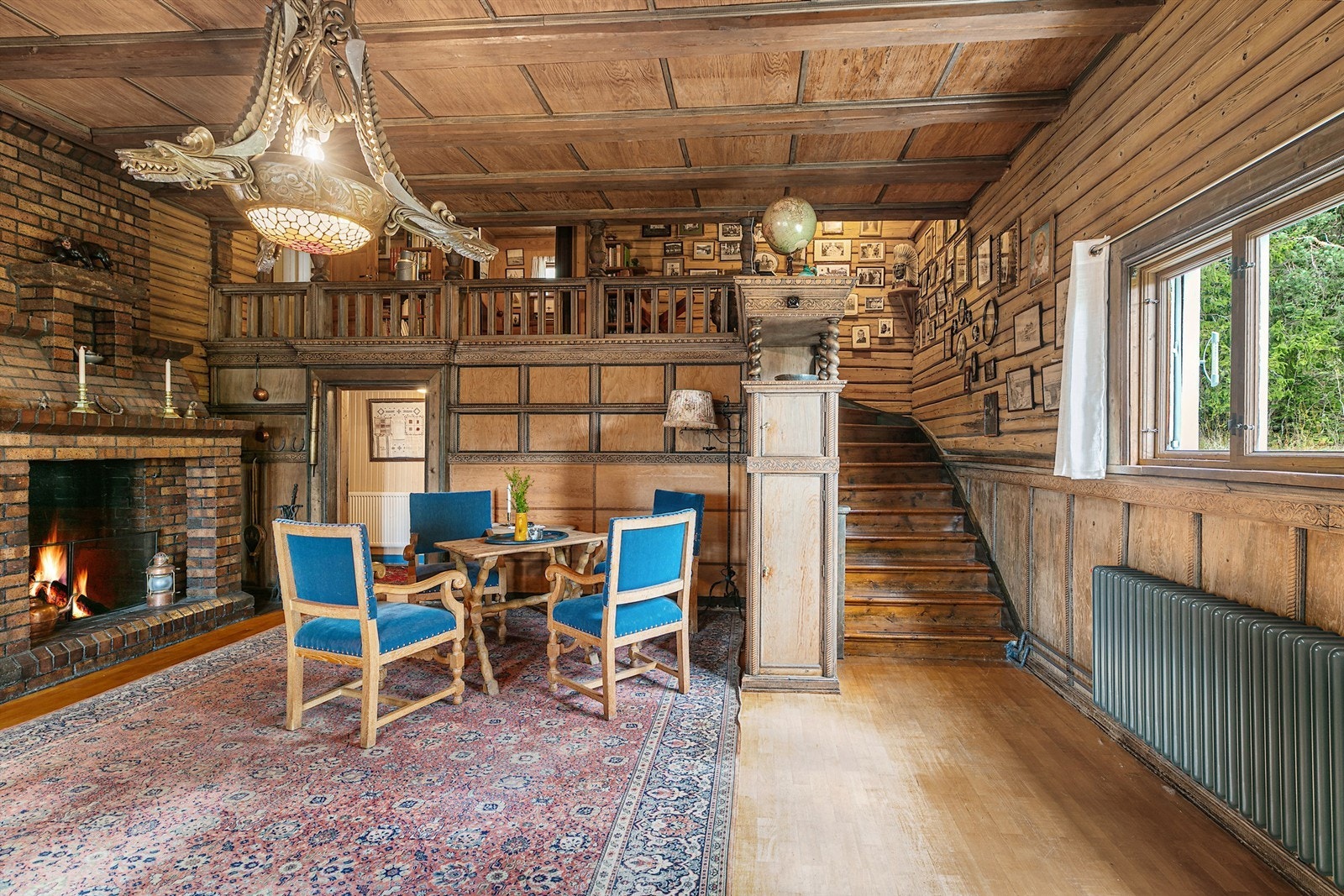 Fra storstuen er det trapp opp til en liten mesanin, med videre adkomst til 6 soverom Galleribilde