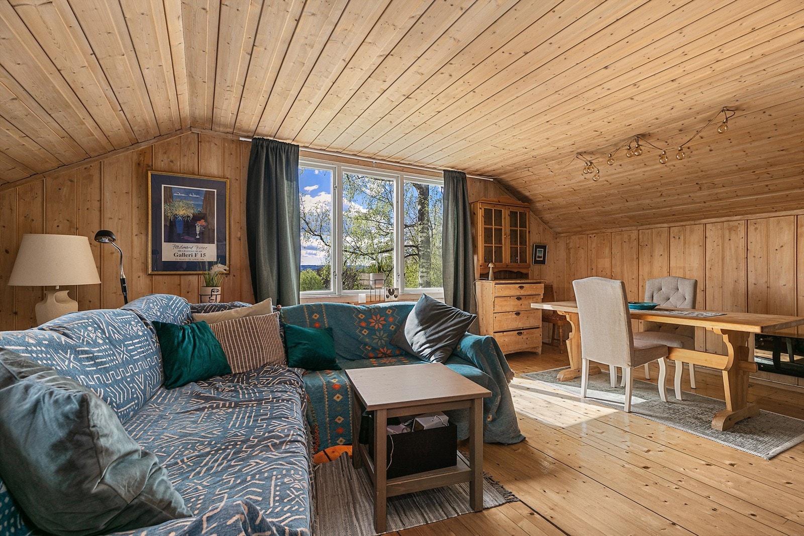 Stuen er innredet i en hyggelig og rustikk stil med plass til både sofagruppe og spiseplass. Perfekt for avslapning og sosiale sammenkomster. Galleribilde