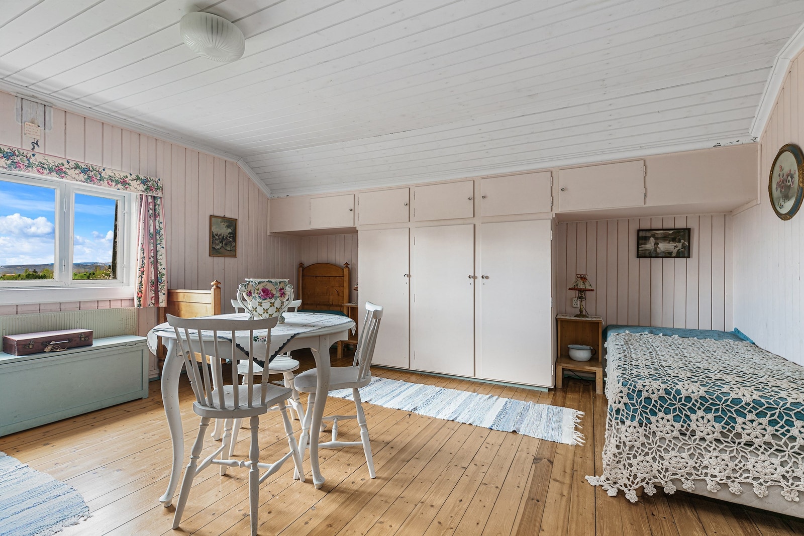 Soverom 2 - Flere av rommene har integrerte garderobeskap Galleribilde