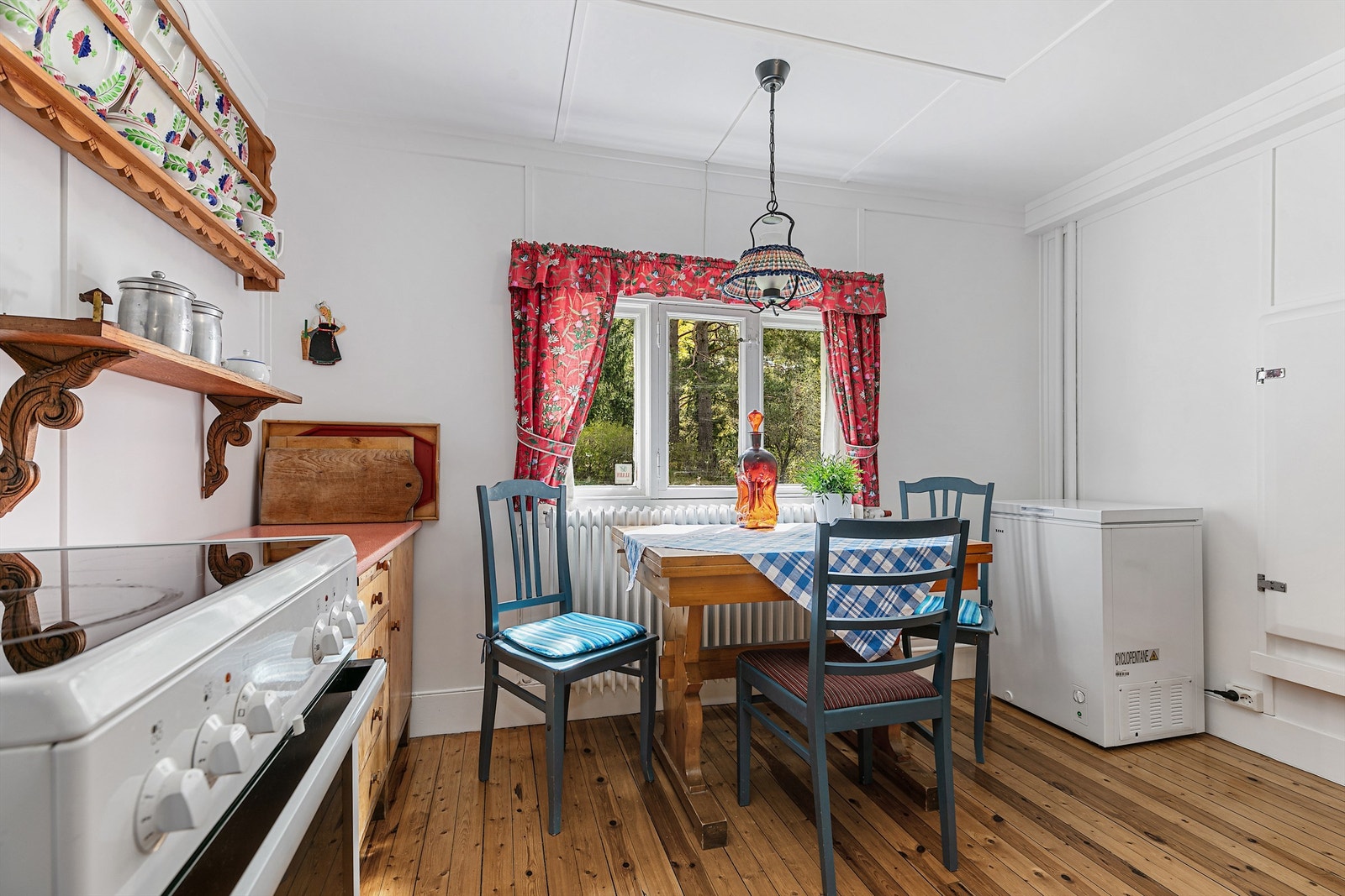 Opplegg for oppvaskmaskin er etablert, og kjøkkenet har avsatt plass til komfyr og kjøleskap. Galleribilde