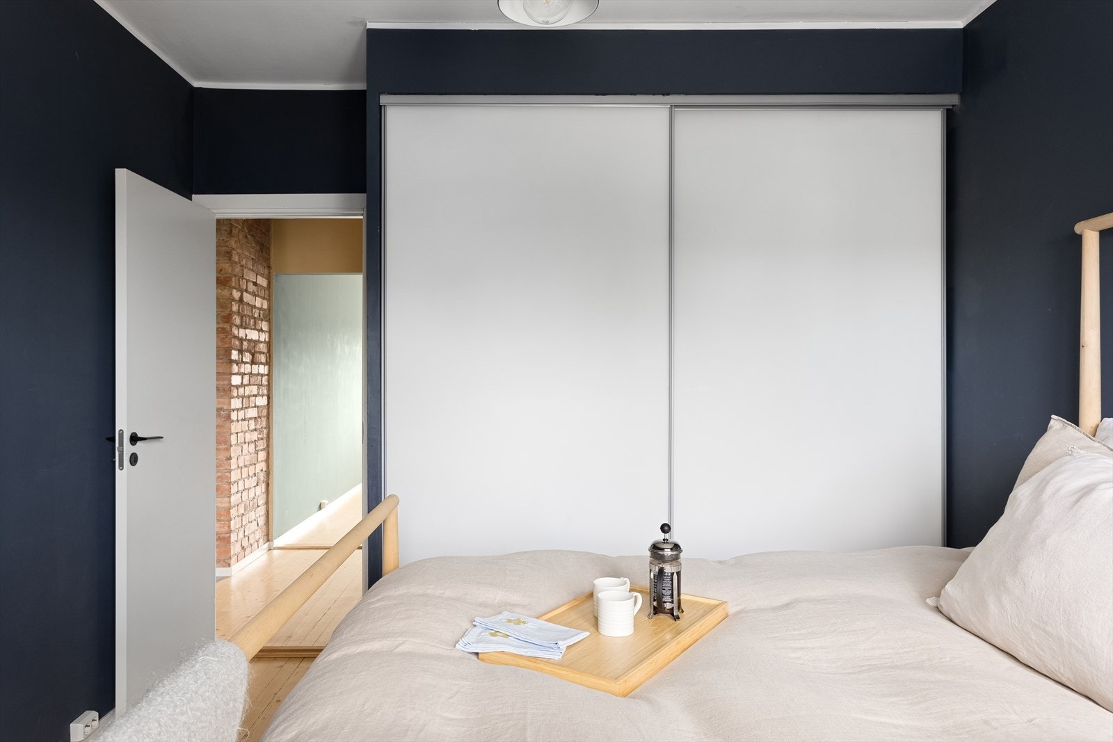 Gode muligheter for oppbevaring i stor skyvedørsgarderobe Galleribilde