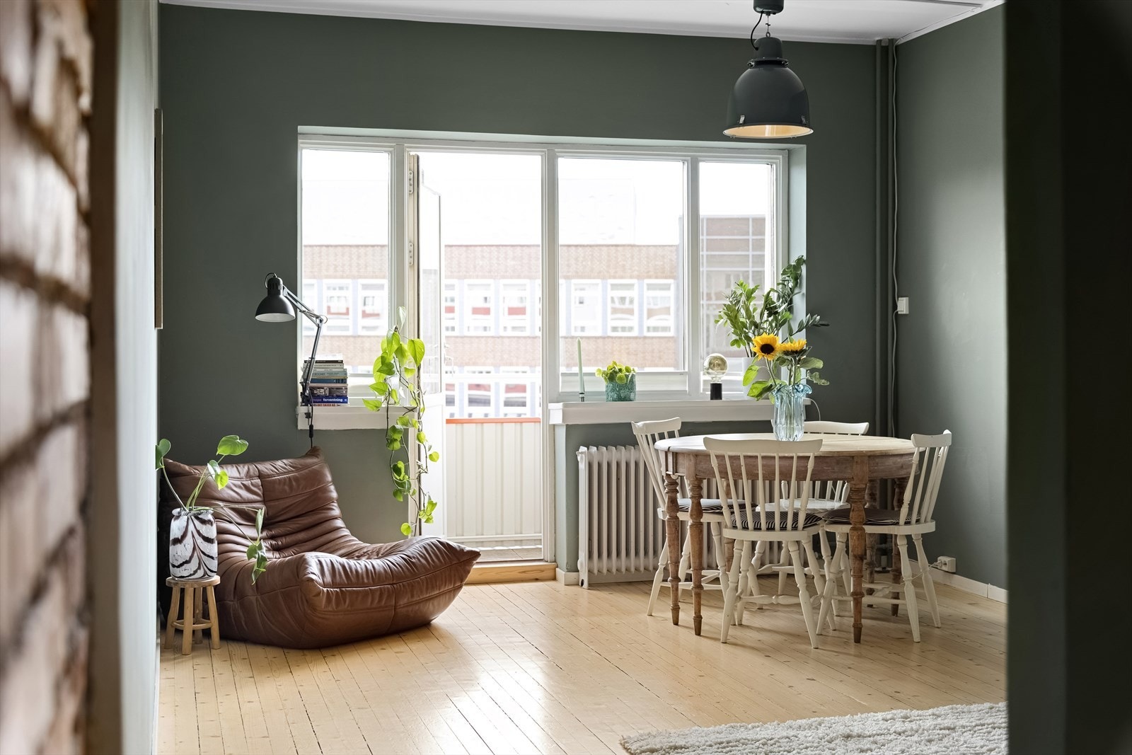 Lys og romslig stue. Her er det godt med naturlig lysinnslipp og utgang til balkong Galleribilde