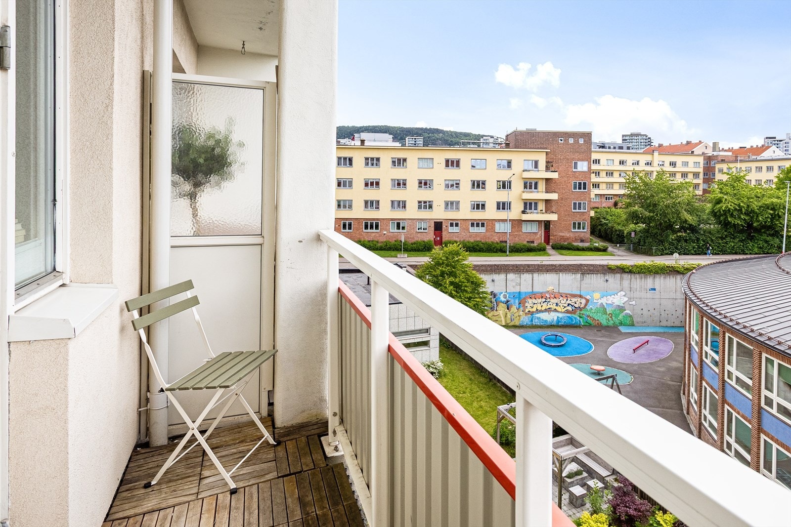 Balkong vendt mot fellesområder og Nordpolen skole Galleribilde