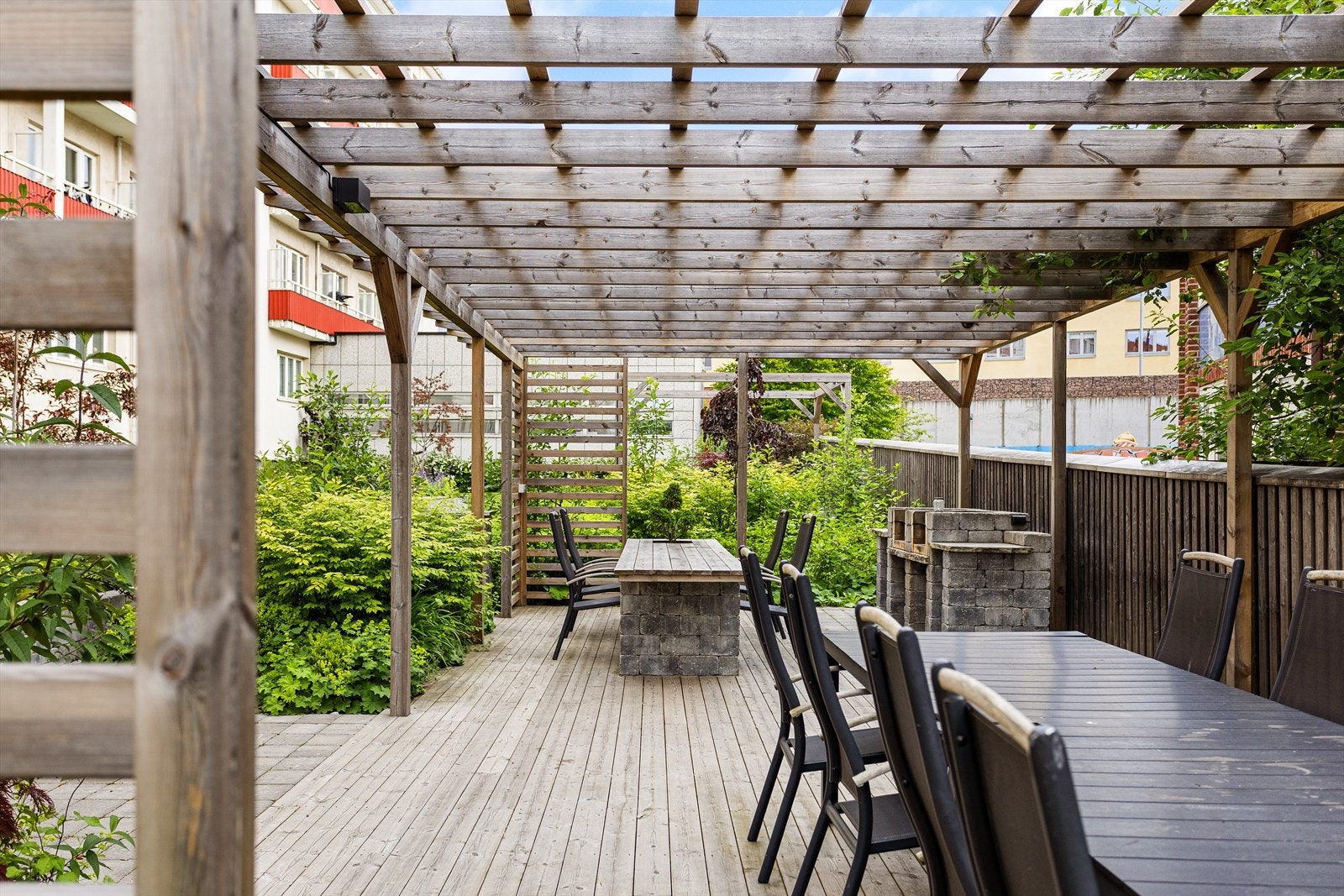 Bakgården har flere sittegrupper og sol til ca. kl 15 i sommerhalvåret Galleribilde