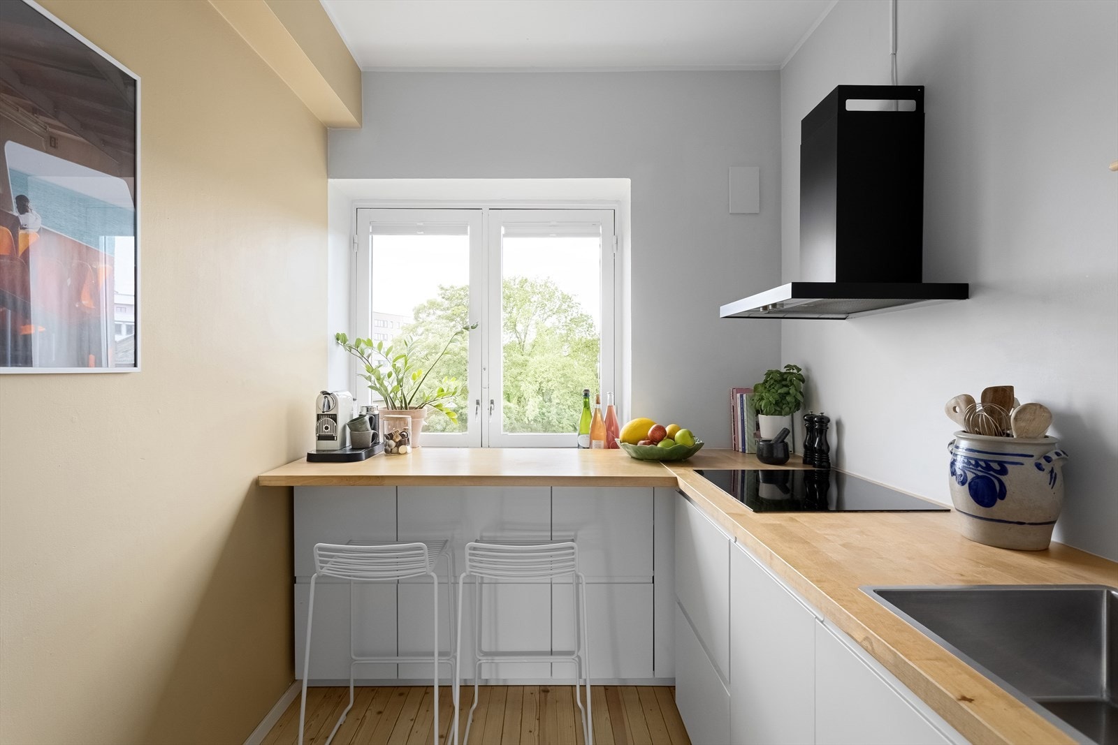 Innredningen består av underskap og høyskap med slette, hvite fronter. Benkeplaten er i laminat og har en nedfelt oppvaskkum med ettgreps blandebatteri med uttrekkbar spylefunksjon Galleribilde