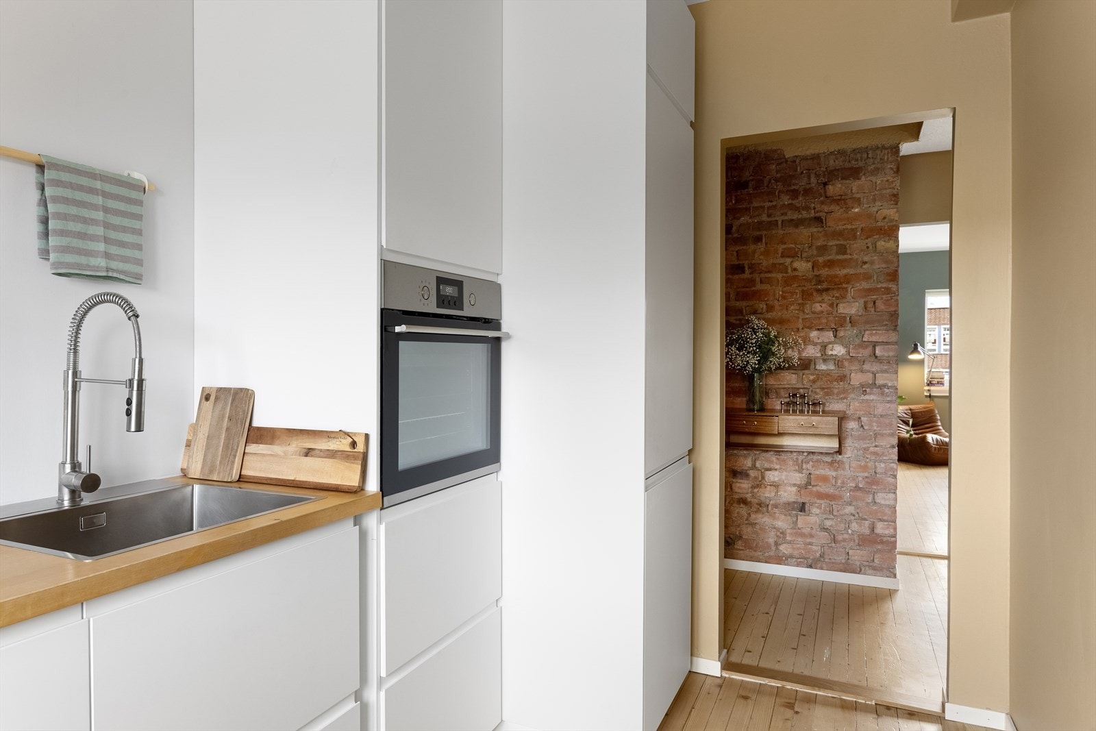 Kjøkken sett mot entré og stue Galleribilde