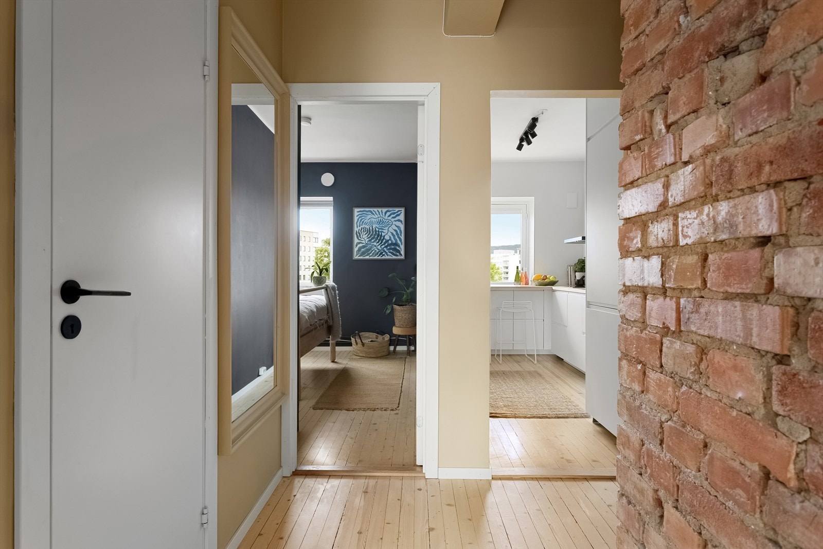 Leiligheten har en effektiv og gjennomgående planløsning. Originale tregulv og teglstein er hentet frem Galleribilde