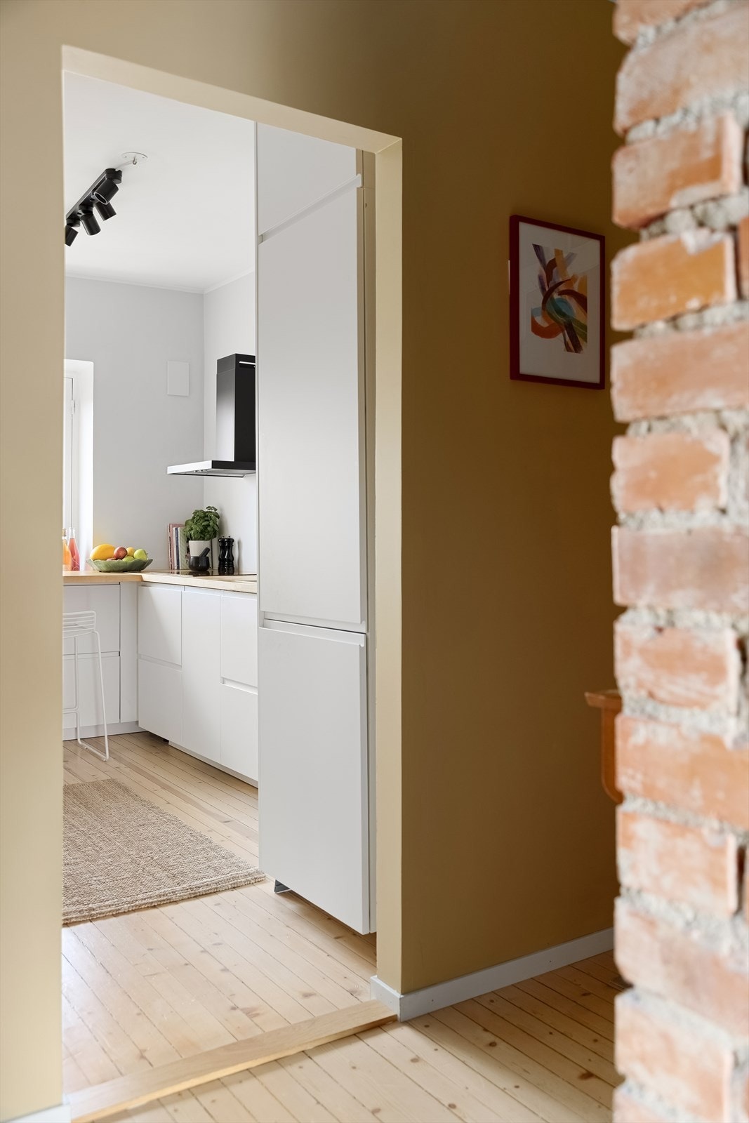 Dørkarmer mellom rom er åpnet opp for å gjøre rommene lysere/mer moderne Galleribilde