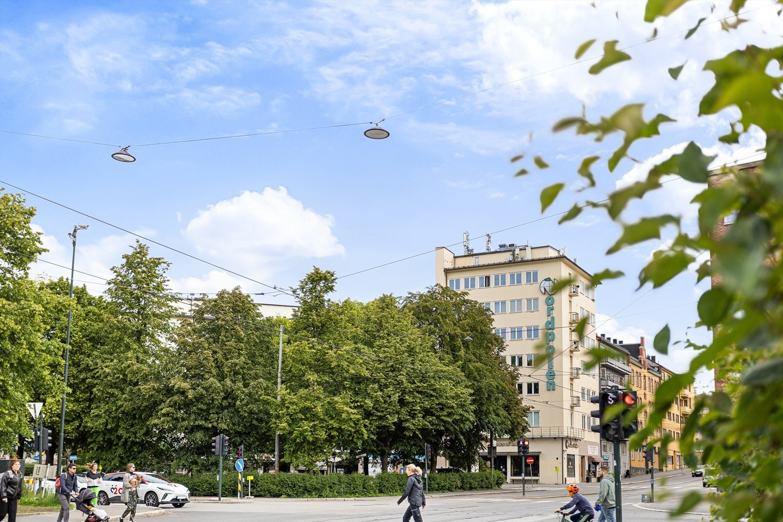 Svært attraktiv og sentral beliggenhet på Sandaker med kort vei til det aller meste. Bademulig i Nydalskulpen, restauranter m.m Galleribilde